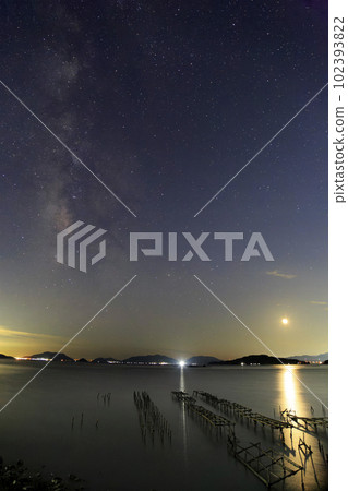 瀨戶內的秋天星空景觀、落下的新月和銀河 瀨戶內的秋天星空景觀、落下的新月和銀河 102393822