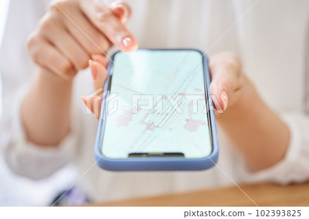 在智能手機上看地圖的女人的手 102393825