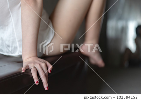 坐在鏡子前的內衣的女人 坐在鏡子前的內衣的女人 102394152