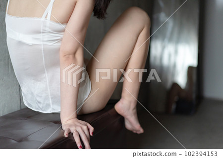 坐在鏡子前的內衣的女人 102394153