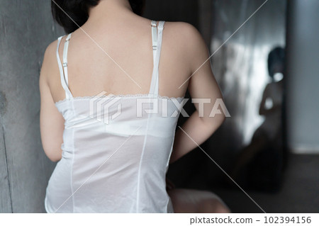 坐在鏡子前的內衣的女人 坐在鏡子前的內衣的女人 102394156