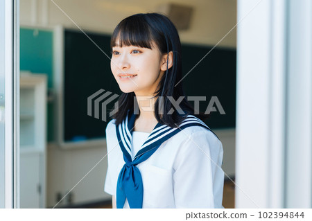 從教室窗戶向外看的高中女生 102394844