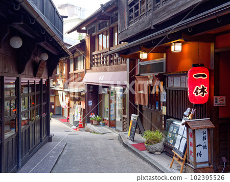 有馬溫泉街景（黃昏的湯本坂） 102395526