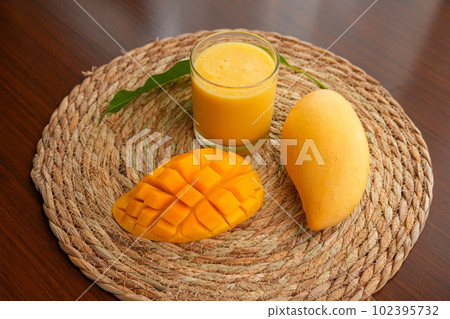 Ripe mango on wood,Ripe Mango Slice on wooden cutting board Ripe mango on wood,Ripe Mango Slice on wooden cutting board 102395732