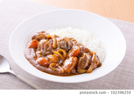 吃咖哩牛肉 吃咖哩牛肉 102396250