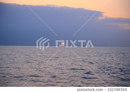 從船上看太平洋上的日出 從船上看太平洋上的日出 102396568