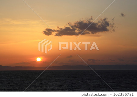 從船上看到的日落 102396781