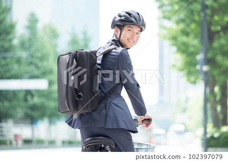 騎自行車上下班的商務年輕人 102397079