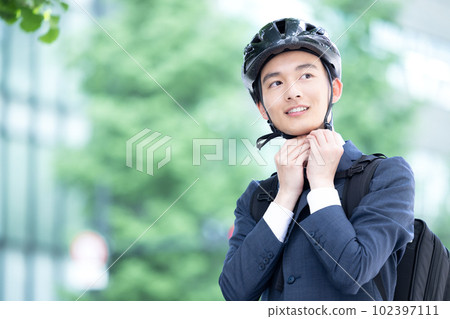 騎自行車通勤戴頭盔的年輕人 騎自行車通勤戴頭盔的年輕人 102397111