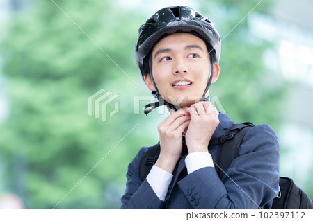 騎自行車通勤戴頭盔的年輕人 騎自行車通勤戴頭盔的年輕人 102397112