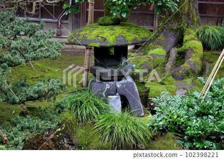 Kanazawa Kenrokuen Seisonkaku garden 102398221