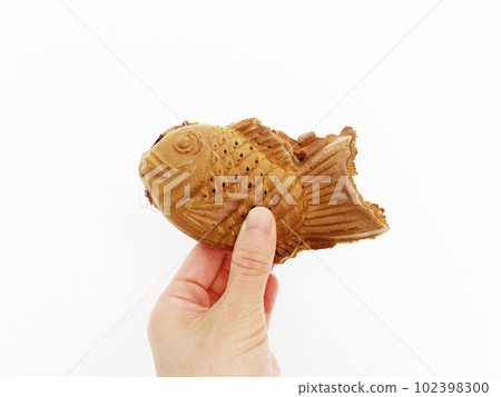 Taiyaki in hand 102398300