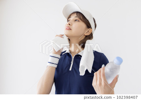 Tennis woman break Tennis woman break 102398407