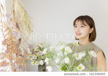 拿著一束乾花的女人 拿著一束乾花的女人 102398493