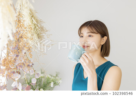 Young woman drinking coffee Lifestyle 102398546