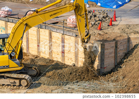 Hydraulic excavator height difference excavation parent pile horizontal sheet pile construction method 102398655