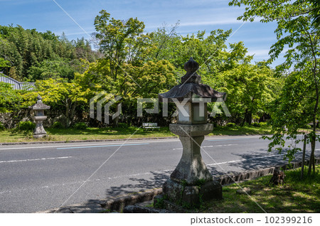 Sakamoto, Otsu City Scenery with stone lanterns 102399216