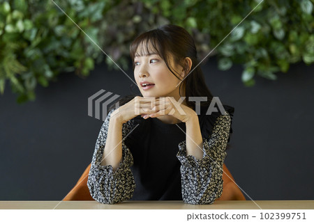 女大學生/新進女員工 102399751