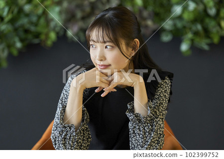 女大學生/新進女員工 102399752