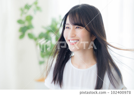 一個長頭髮的女人的頭髮護理肖像 一個長頭髮的女人的頭髮護理肖像 102400978