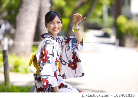 浴衣的一名年輕女子 102401026