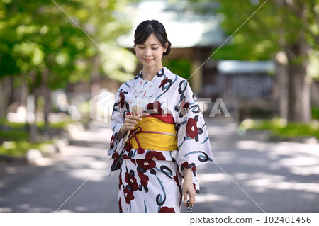 A young woman in a yukata 102401456