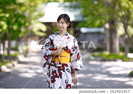 浴衣的一名年輕女子 102401457