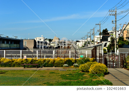 A newly developed area between Setagaya-Daita Station and Umegaoka Station, with a view of Mt. Fuji from the southwest exit of Setagaya-Daita Station A newly developed area between Setagaya-Daita Station and Umegaoka Station, with a view of Mt. Fuji from the southwest exit of Setagaya-Daita Station 102401663