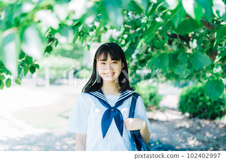 穿著夏天衣服的女高中生 102402997