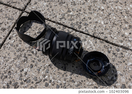 A standard zoom lens that was dropped on the road and broke 102403096