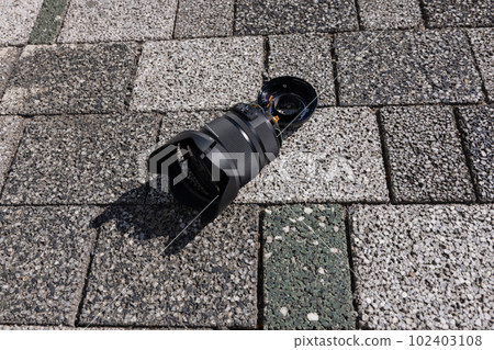 A standard zoom lens that was dropped on the road and broke A standard zoom lens that was dropped on the road and broke 102403108
