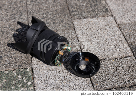A standard zoom lens that was dropped on the road and broke A standard zoom lens that was dropped on the road and broke 102403119