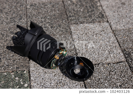 A standard zoom lens that was dropped on the road and broke A standard zoom lens that was dropped on the road and broke 102403126