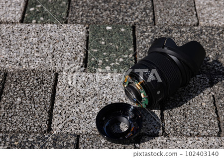 A standard zoom lens that was dropped on the road and broke 102403140