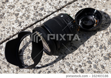 掉在路上壞了的標準變焦鏡頭 102403186
