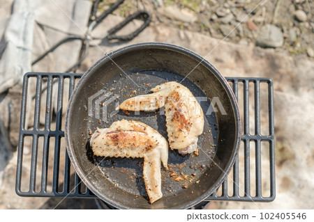 [Burning chicken wings with open fire on the Nakatsugawa riverbed] 102405546