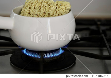 方便麵在火上煮熟 方便麵 方便麵在火上煮熟 方便麵 102406053