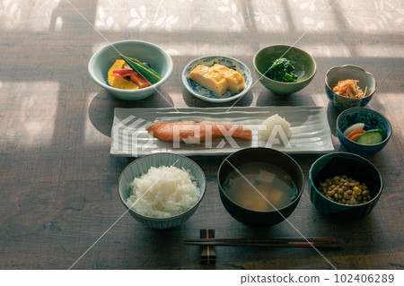 在早晨的陽光下，桌上供應日式早餐 102406289