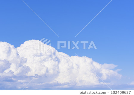 Cumulonimbus that is increasing in height in the deep blue summer sky Cumulonimbus that is increasing in height in the deep blue summer sky 102409627