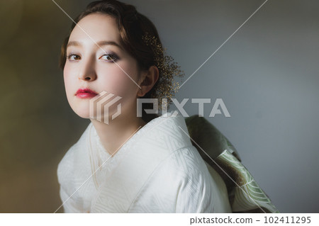 White long-sleeved kimono 102411295