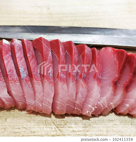 柳葉刀切鰤魚生魚片 柳葉刀切鰤魚生魚片 102411359
