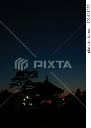 Kofuku-ji Temple South End Hall Dusk and crescent moon Kofuku-ji Temple South End Hall Dusk and crescent moon 102411963