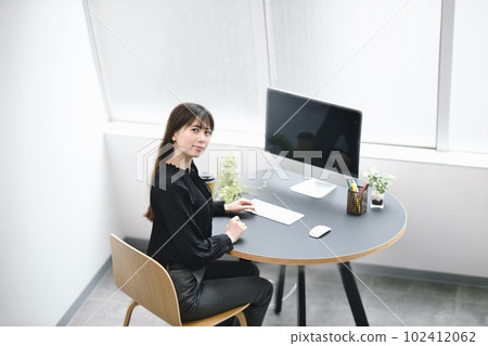 Young woman at her desk in the office 102412062