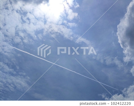 軌跡穿過雲層 軌跡穿過雲層 102412220