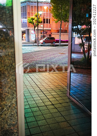 建築玻璃倒映的風景 建築玻璃倒映的風景 102412227