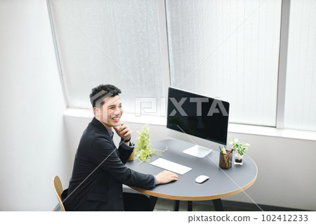 在辦公室用電腦工作的年輕人 在辦公室用電腦工作的年輕人 102412233