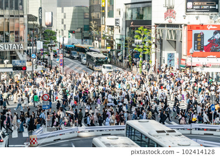 [Tokyo] Shibuya scramble crossing crowded during Golden Week 102414128