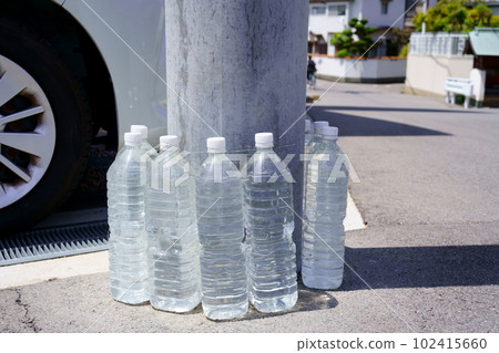 裝有水的 PET 瓶可以驅除電線桿周圍的貓狗 裝有水的 PET 瓶可以驅除電線桿周圍的貓狗 102415660