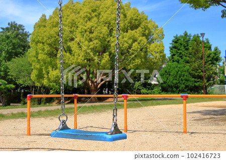 陽光明媚的日子裡在公園盪鞦韆 102416723