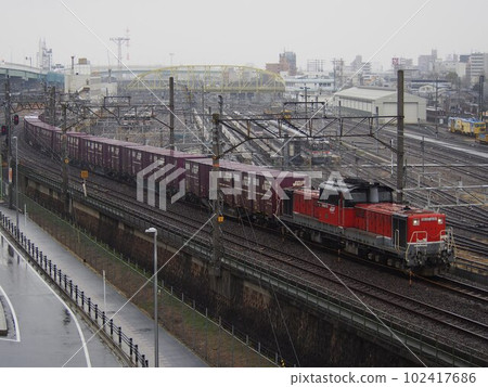 雨中行駛的貨運列車 102417686
